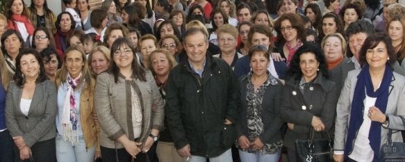 El alcalde y la Vice-Consejera de Cultura, rodeados de mujeres rondeñas.  // José Carlos Orozco