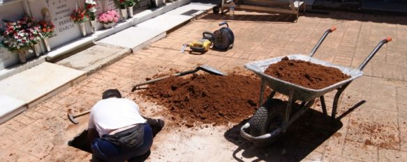 Inician el proceso para la exhumación de las fosas comunes de Ronda, El Cementerio de San Lorenzo ha acogido hoy catas para localizar las fosas existentes, en las que podría haber más de 1.700 víctimas de la Guerra Civil, 19 Jun 2013 - 21:52