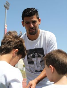 Nolito ha firmado autógrafos a los participantes en el campus. // CharryTV