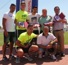 Curro Harillo, Nolito, Manuel Guerrero y Fermín Villodres han recibido un detalle de la organización. // CharryTV