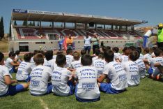 El coordinador de cantera del Real Betis, Alberto González, durante su charla a los pequeños. // CharryTV