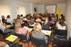 Belén García, trabajadora social de la Coordinadora del Voluntariado de la Serranía de Ronda, durante su charla. // CharryTV