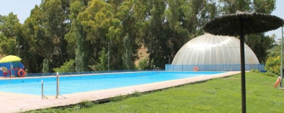 Inauguran la temporada de baños en la piscina municipal del barrio de Padre Jesús, Las instalaciones de la piscina de la avenida de Málaga cuentan con graves daños estructurales y necesita una inversión de 300.000 euros para su arreglo, 02 Jul 2013 - 20:08