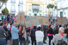 Vecinos del municipio de Cortes de la Frontera en una de las concentraciones ciudadanas contra la gestión del regidor. // CharryTV