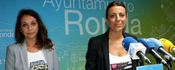 La alcaldesa de Ronda, María de la Paz Fernández, junto a la concejal de Bienestar Social, Concha Muñoz. // CharryTV