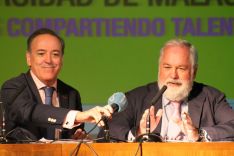 Arias Cañete, a la derecha, durante su ponencia. // CharryTV