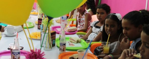 Diez niños saharauis pasarán este verano en Ronda con el programa ‘Vacaciones en paz’, Los pequeños disfrutaron ayer de la tradicional merienda organizada por el Ayuntamiento, 17 Jul 2013 - 11:52