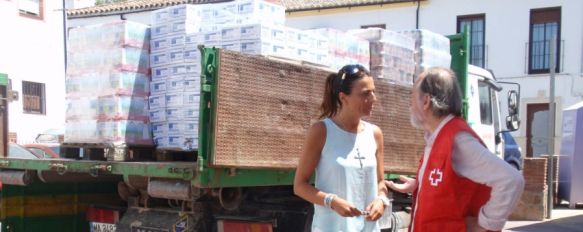 La alcaldesa de Ronda, Mª Paz Fernández, junto al presidente local de Cruz Roja, Antonio Lasanta. // CharryTV