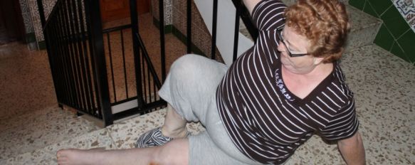 Condenada a arrastrarse por las escaleras para entrar y salir de casa, Maribel Vallejo, una rondeña de 61 años que sufrió una operación de rodilla, pide ayuda a las administraciones 