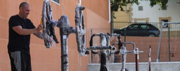 Un operario, durante la instalación de los aparatos que componen el parque biosaludable. // CharryTV