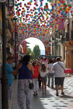 Farolillos y portada de la Feria en el inicio de calle Espinel.  // CharryTV