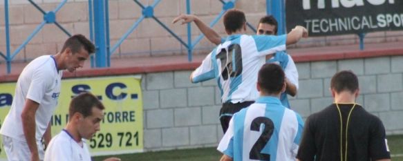 El local Nacho celebra el primer gol de la tarde.  // Manolo Guerrero