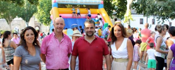 El Barrio de San Francisco muestra su solidaridad en la Fiesta del Agua, Niños y mayores se dieron cita en la plaza Ruedo Alameda para disfrutar de una tarde refrescante y divertida, 22 Aug 2013 - 17:52