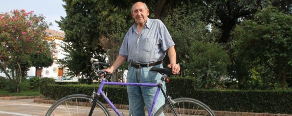 El ciclista octogenario de la Plaza de San Cristóbal, Carlos Gracia, conocido en Ronda por su faceta profesional como maestro, pedalea veinte kilómetros diarios sin salir de este lugar, 23 Aug 2013 - 14:59