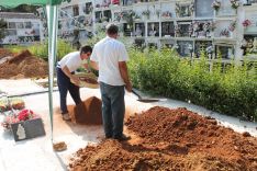 Operarios continuaban con los trabajos esta mañana en el Patio 4 del camposanto.  // CharryTV