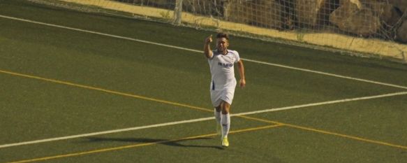 El C.D. Ronda abre el curso liguero ganando en el Muñoz Pérez, su estadio maldito, Los rondeños se impusieron con goles de Bermu y Corbacho en un partido en el que sobresalió Salva Pendón en la portería, 25 Aug 2013 - 02:01