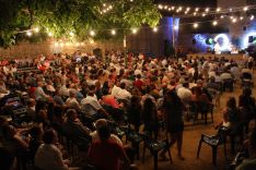 Unas 700 personas asistieron al espectáculo, que un año más se celebró en las Murallas del Carmen. // CharryTV