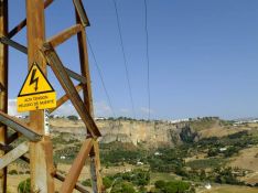 Imagen de uno de los tendidos en la Hoya del Tajo en el que, según fuentes de Silvema, han fallecido varias rapaces.  // Ecologistas en Acción