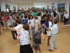 Tras la inauguración los asistentes pudieron disfrutar de música y baile. // CharryTV