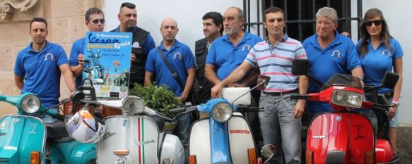 Miembros de Vespa Club Ronda han acudido con sus motos a la presentación de la concentración. // CharryTV