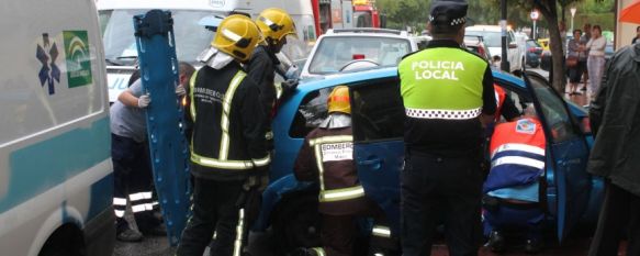 Tres heridas leves tras un aparatoso accidente de tráfico en la calle Córdoba, Según fuentes presenciales la conductora de un Ford Fiesta perdió el control tras sufrir una colisión en la parte trasera de su vehículo, 09 Sep 2013 - 20:55