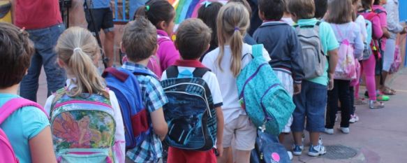 Los alumnos han ecuchado el himno de Andalucía antes de entrar a clase. // CharryTV