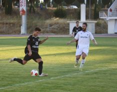 Corbacho pudo meter al C.D. Ronda en el partido en la recta final, pero estrelló un cabezazo en la madera. // Miguel Ángel Mamely