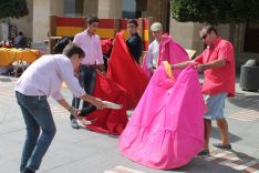 Algunos turistas se han animado a coger el capote. // CharryTV