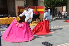 Los jóvenes han realizado una muestra de toreo de salón. // CharryTV