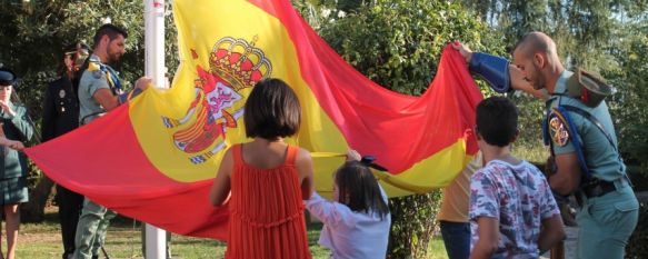 Homenaje a la enseña nacional en Blas Infante en la víspera del Día de la Hispanidad, Niños del Colegio Nuestro Padre Jesús y de las asociaciones ASIDOSER, ASSER y ONCE han portado la bandera de España, 11 Oct 2013 - 19:31