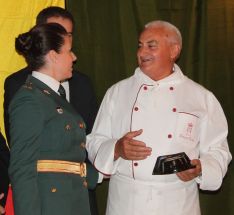 El cocinero Enrique Paulete fue premiado por su colaboración con el cuerpo. // CharryTV