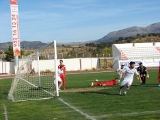 Poli adelantó a los rondeños tras cazar un balón suelto en el área. // Miguel Ángel Mamely