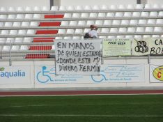 Chikini reivindicó el pago de varias nóminas atrasadas con este pancarta. // Miguel Ángel Mamely