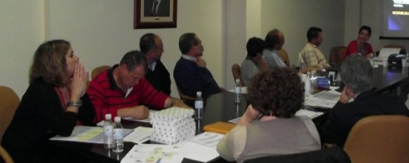 Momento de la reunión del Consejo Territorial del Grupo de Desarrollo Rural de la Serranía de Ronda en la sede de APYMER. // CharryTV