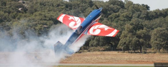 Los socios de Ascari han podido ver desde cerca las acrobacias de los aviones. // CharryTV