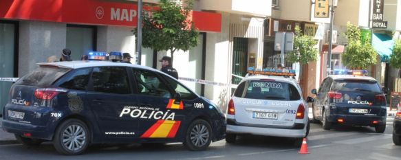 Los efectivos policiales cortaron un sentido de circulación mientras se procedía al levantamiento del cadáver. // CharryTV