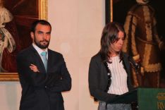 Alberto Luis Avilés y María Isabel Mañas, ambos licenciados en Medicina, fueron premiados por su expediente académico. // CharryTV