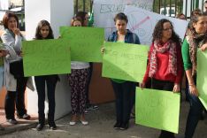 La concentración se ubicó a las puertas del Instituto Pérez de Guzmán. // CharryTV