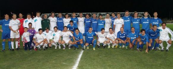 Ambos equipos posaron en el terreno de juego antes del pitido inicial. // CharryTV