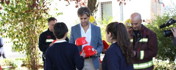 Los alumnos del Colegio Sagrado Corazón-Las Esclavas participan en un simulacro de emergencia, La acción está incluida dentro de la Semana de Prevención de Incendios, 30 Oct 2013 - 18:51