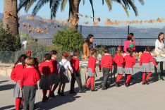 Los alumnos pasaron por todas las mesas para más tarde elegir lo que iban a comer. // CharryTV