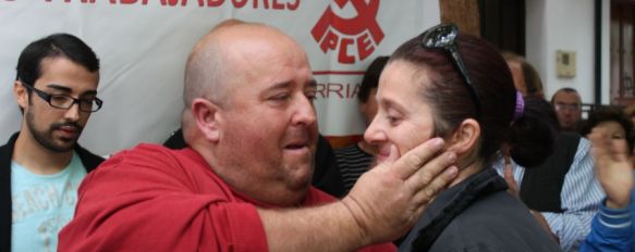 Manuel e Isabel se han emocionado ante las muestras de cariño de los vecinos. // CharryTV