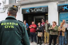 A las puertas del banco se han alzado gritos de protesta. // CharryTV