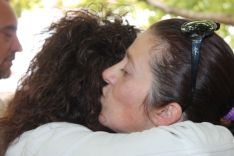 Isabel recibe el abrazo de una de las vecinas que participaban en la concentración. // CharryTV