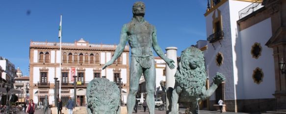 La columna sigue en el interior de la fuente de la plaza del Socorro. // CharryTV