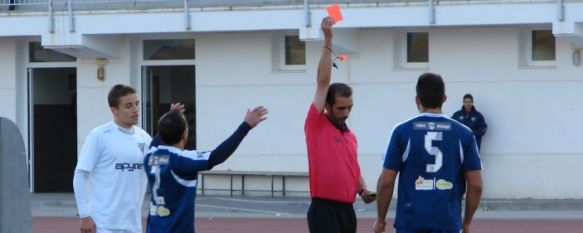 El C.D. Ronda empata ante el Vélez en el debut en el banquillo de Ángel Oliva, El conjunto blanco jugó en superioridad numérica desde el minuto 16 tras la expulsión del central veleño Yuste, 18 Nov 2013 - 20:17