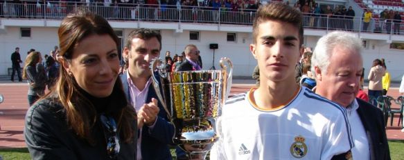 El capitán madridista David recibió el trofeo de manos de la alcaldesa de la ciudad, María de la Paz Fernández. // Miguel Ángel Mamely