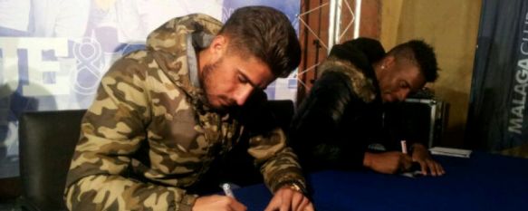 Samu García y Eliseu, firmando autógrafos en el polideportivo El Fuerte. // Málaga CF