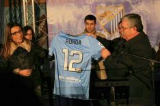 La alcaldesa de Ronda recibió una camiseta del Málaga CF de manos de Paco Martín Aguilar. // CharryTV
