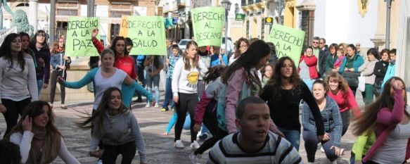 Flashmob para reivindicar los derechos de los niños, Un centenar de alumnos del IES Pérez de Guzmán han bailado en la plaza del Socorro y calle Espinel, 20 Nov 2013 - 19:53